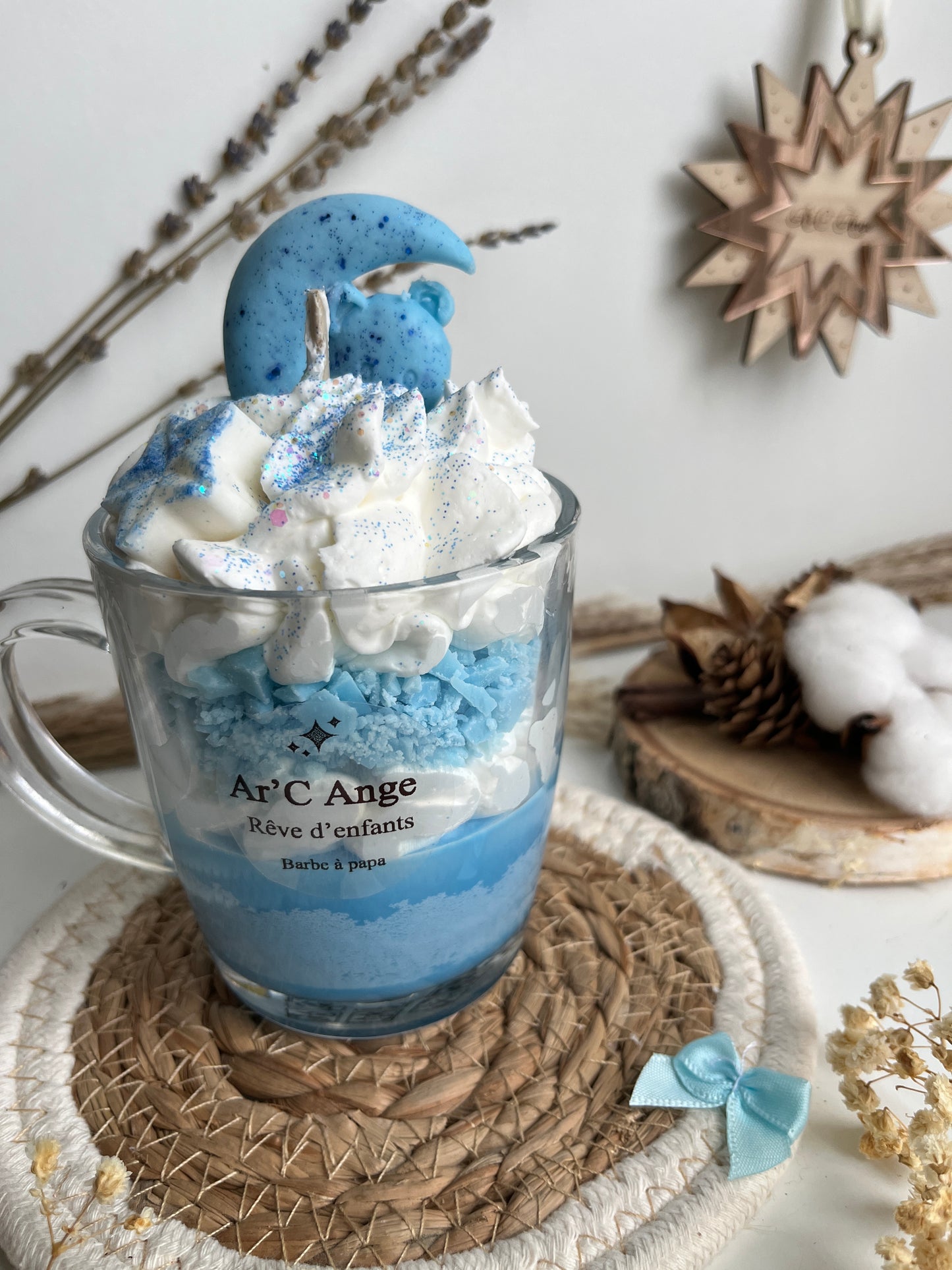 Bougie gourmande Rêve d'enfant Bleu ℬ𝒶𝓇𝒷ℯ 𝒶̀ 𝓅𝒶𝓅𝒶 ou 𝒱𝒶𝓃𝒾𝓁𝓁ℯ